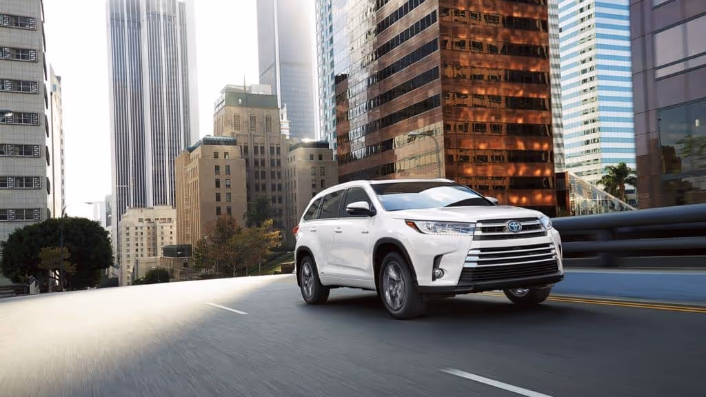 2018-toyota-highlander-SUV-white-city-driving-1024×576